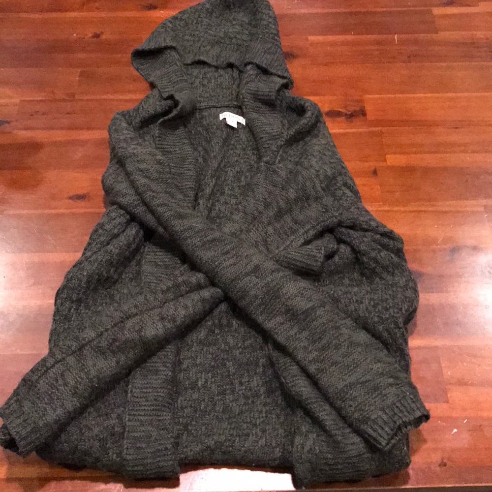 Hooded woman’s wool sweater